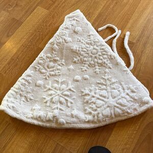 TAHARI Minky soft white snowflake christmas tree skirt